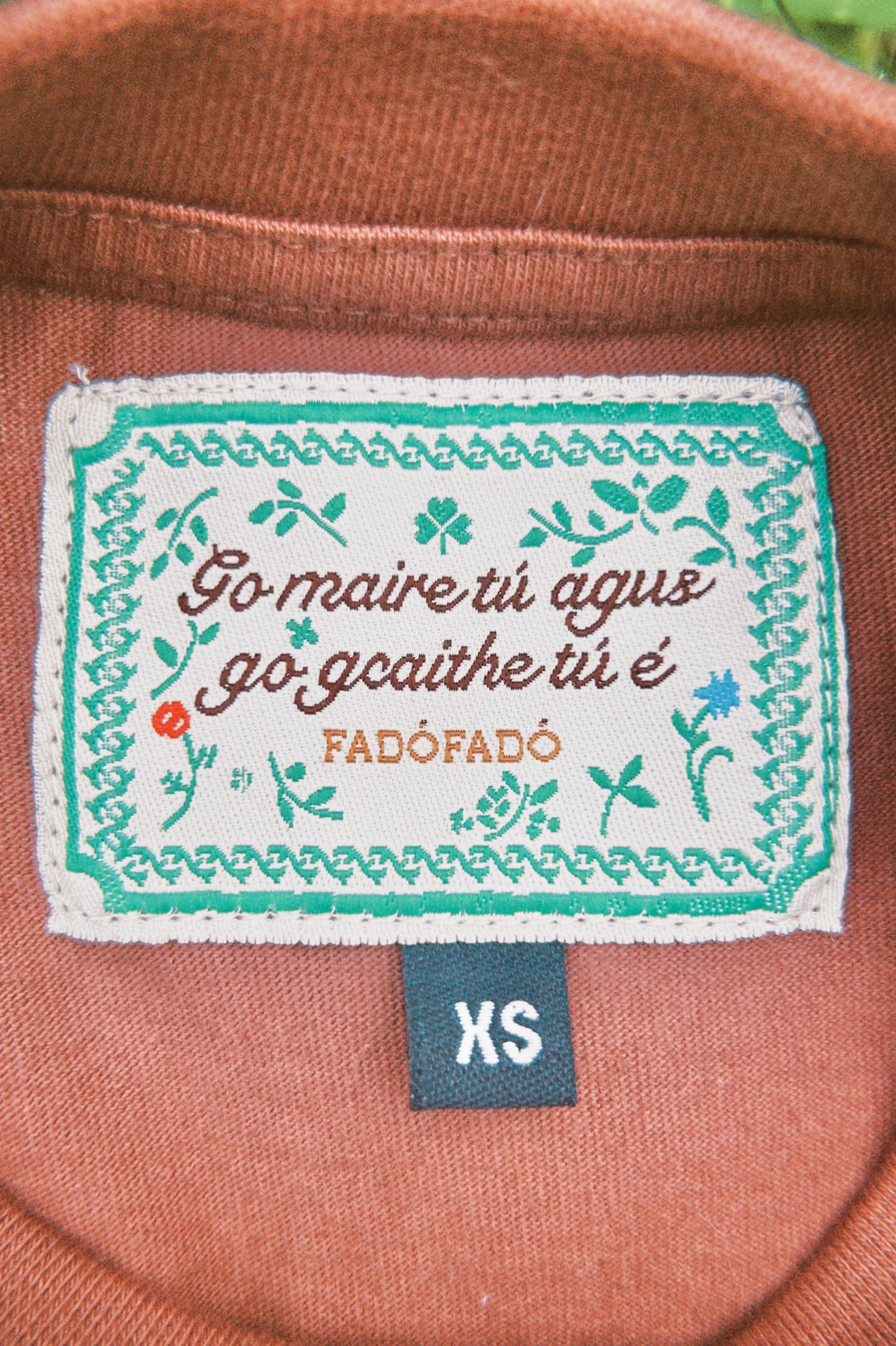 An Donas Amach Is An Sonas Isteach - T-Léine Gaeilge (unisex)