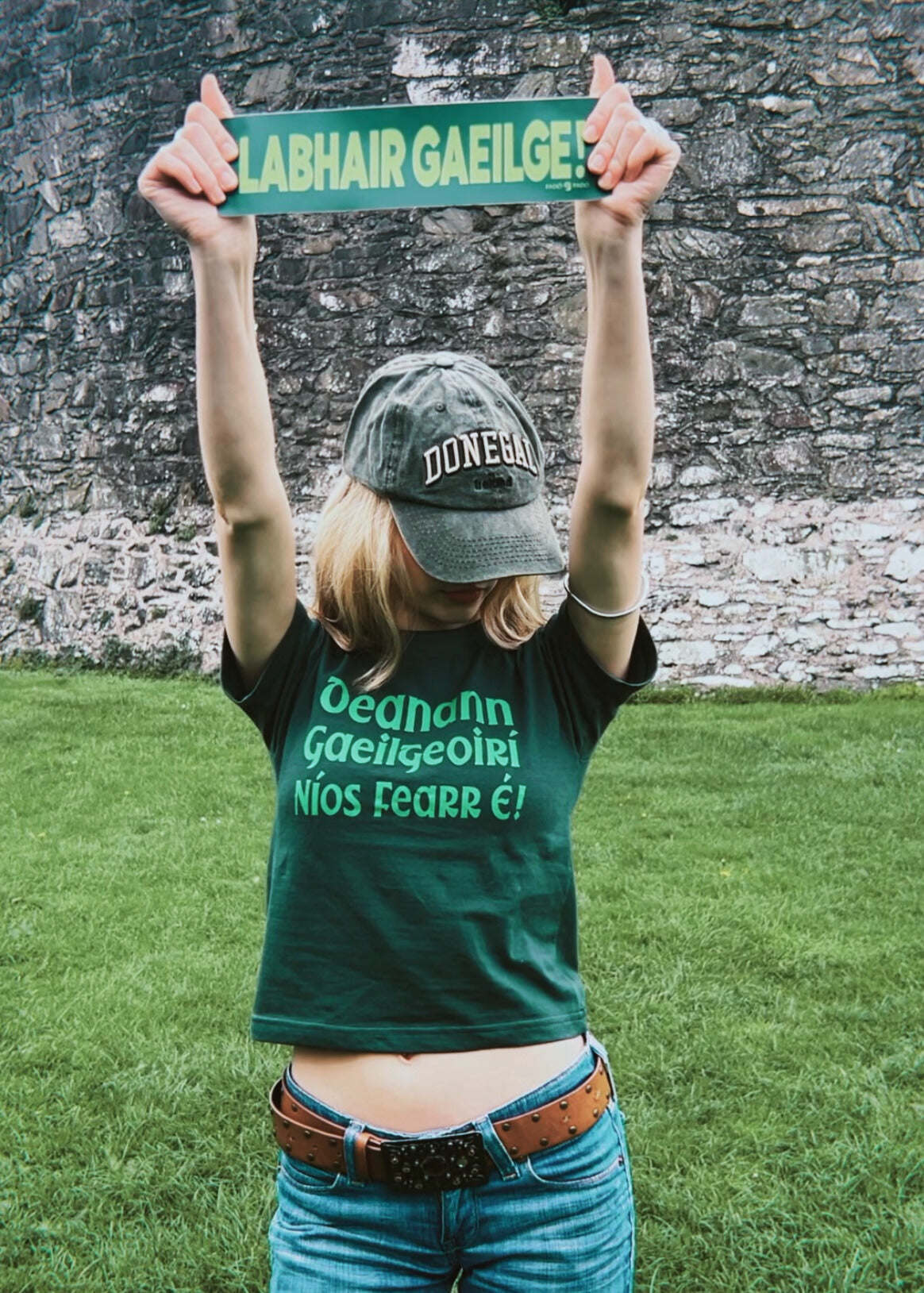 Déanann Gaeilgeoirí Níos Fearr É! - T-Léine Gaeilge (baby tee)