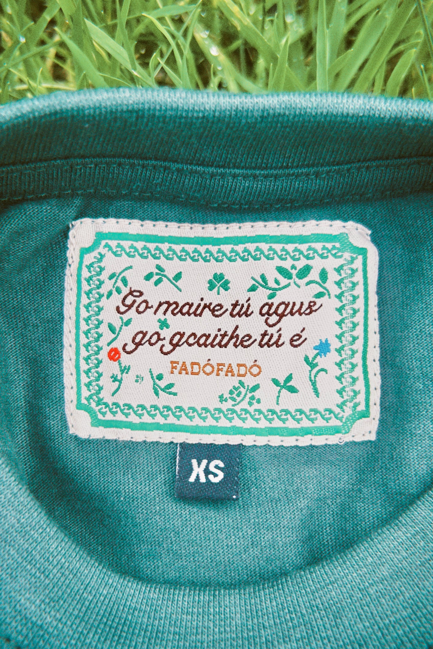 Déanann Gaeilgeoirí Níos Fearr É! - T-Léine Gaeilge (baby tee)