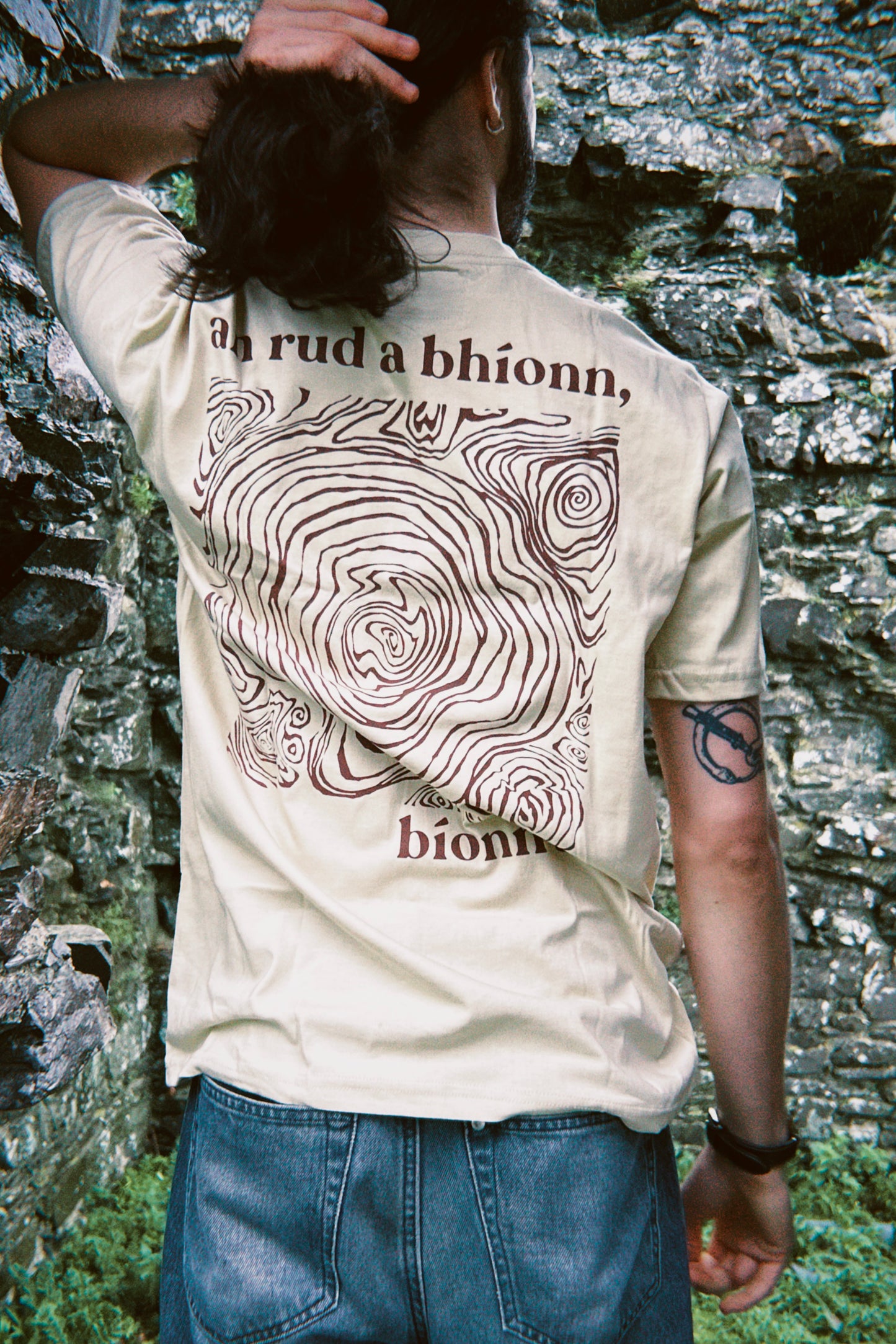 An Rud a Bhíonn, Bíonn Sé - T-Léine Gaeilge (unisex)