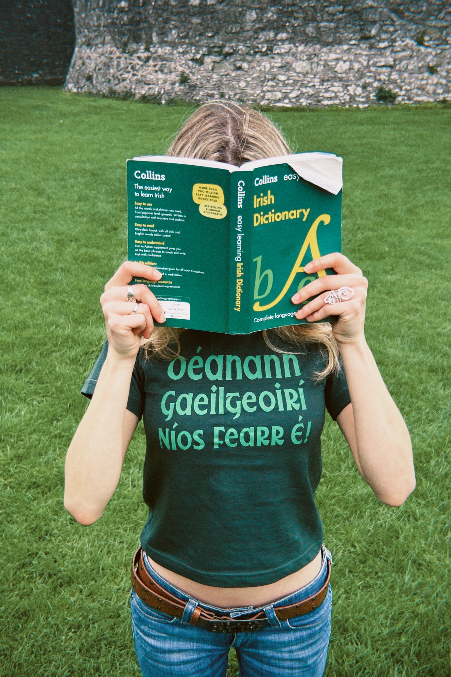 Déanann Gaeilgeoirí Níos Fearr É! - T-Léine Gaeilge (baby tee)