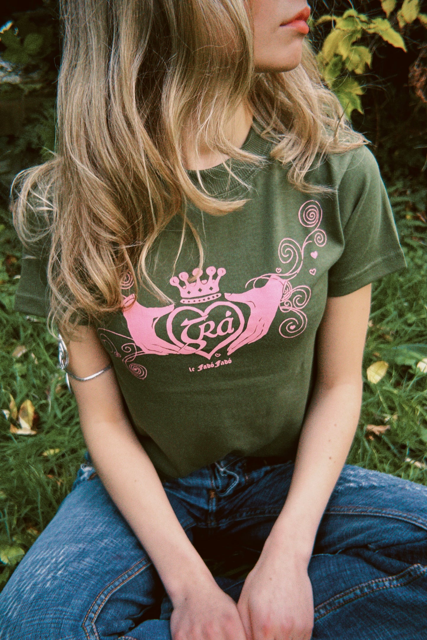 Grá Claddagh - T-Léine Gaeilge (baby tee)