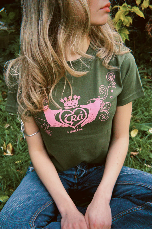 Grá Claddagh - T-Léine Gaeilge (baby tee)