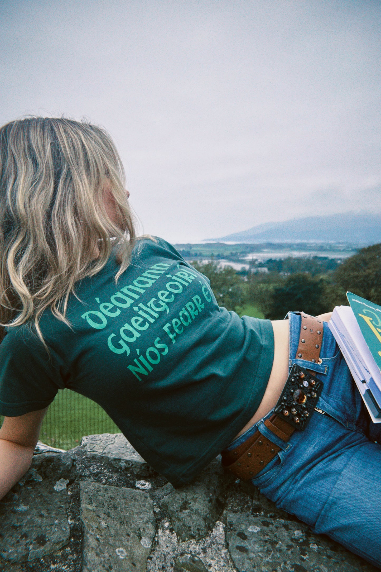Déanann Gaeilgeoirí Níos Fearr É! - T-Léine Gaeilge (baby tee)
