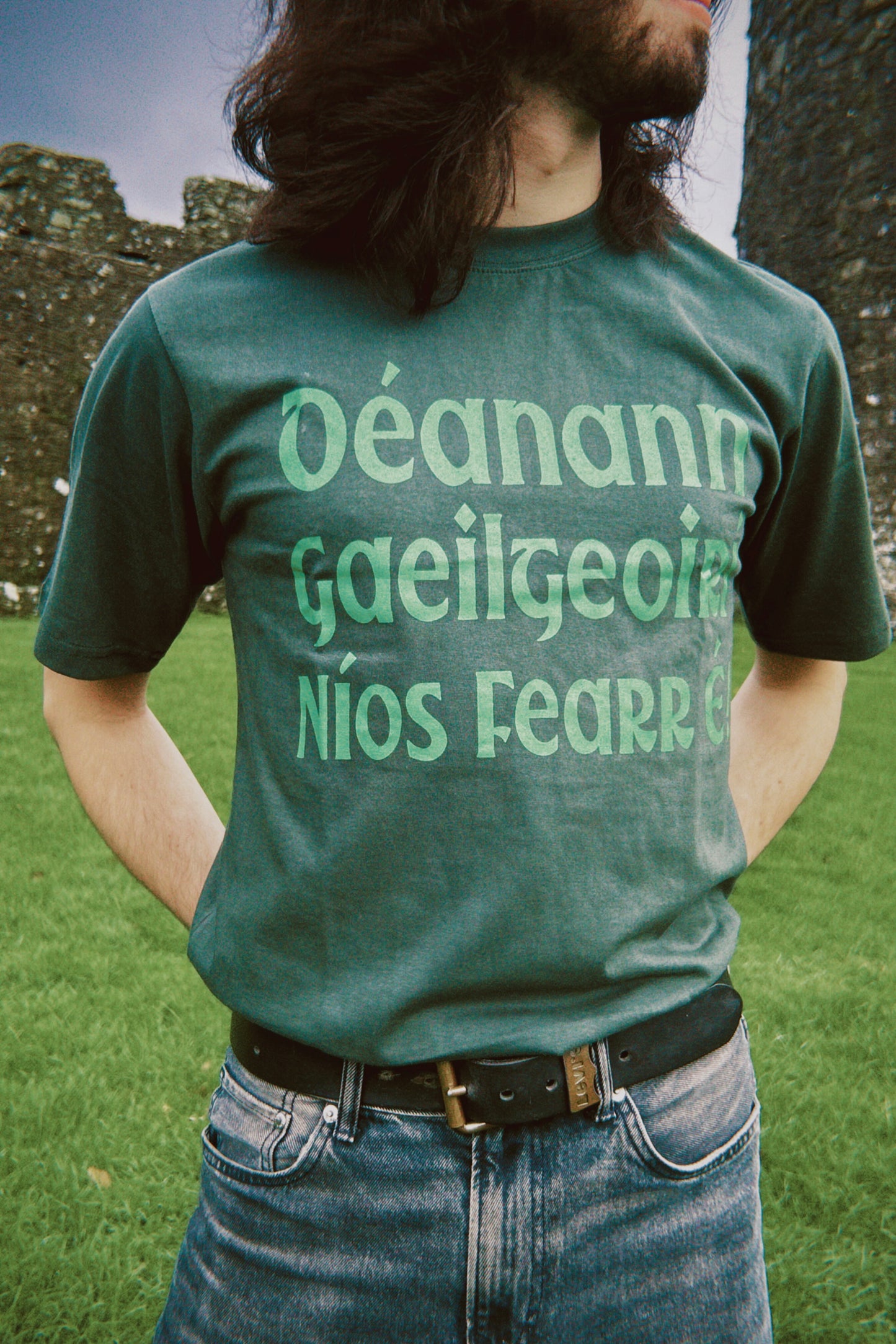 Déanann Gaeilgeoirí Níos Fearr É! - T-Léine Gaeilge (unisex)