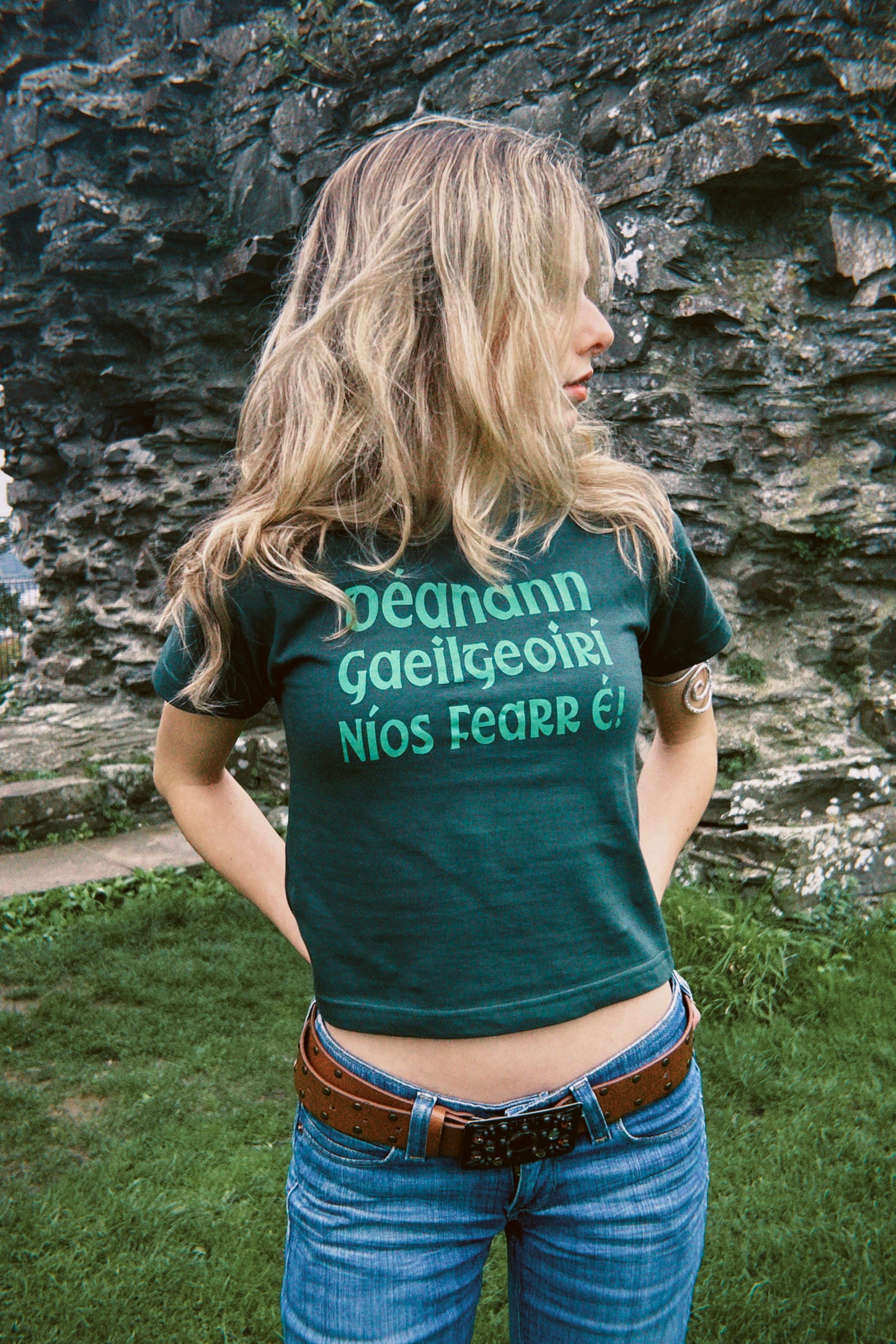 Déanann Gaeilgeoirí Níos Fearr É! - T-Léine Gaeilge (baby tee)