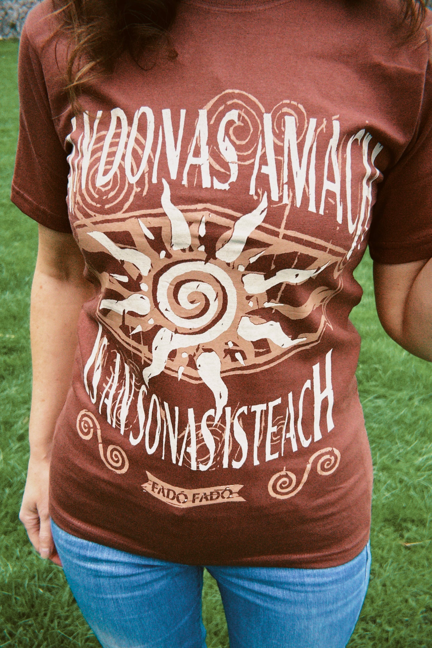 An Donas Amach Is An Sonas Isteach - T-Léine Gaeilge (unisex)