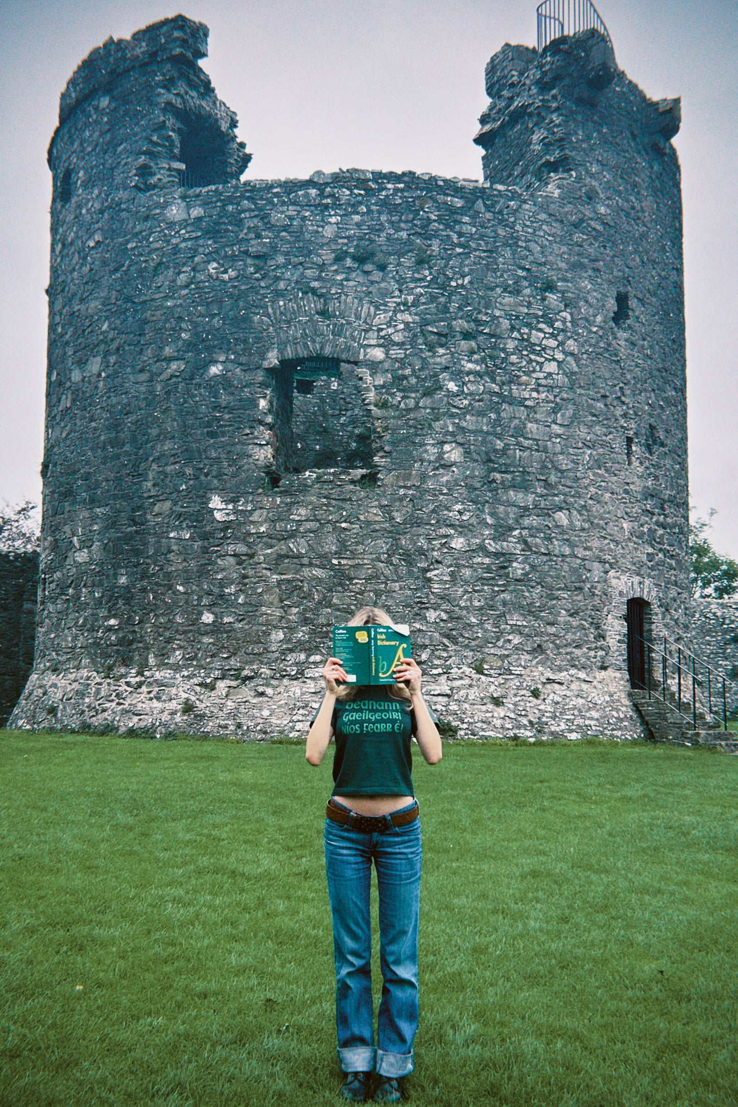 Déanann Gaeilgeoirí Níos Fearr É! - T-Léine Gaeilge (baby tee)