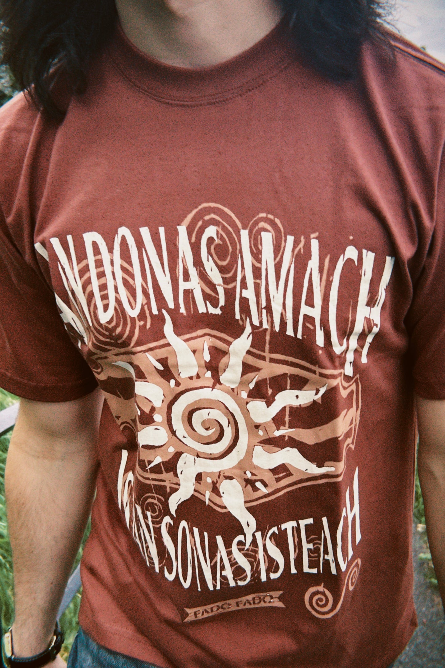 An Donas Amach Is An Sonas Isteach - T-Léine Gaeilge (unisex)