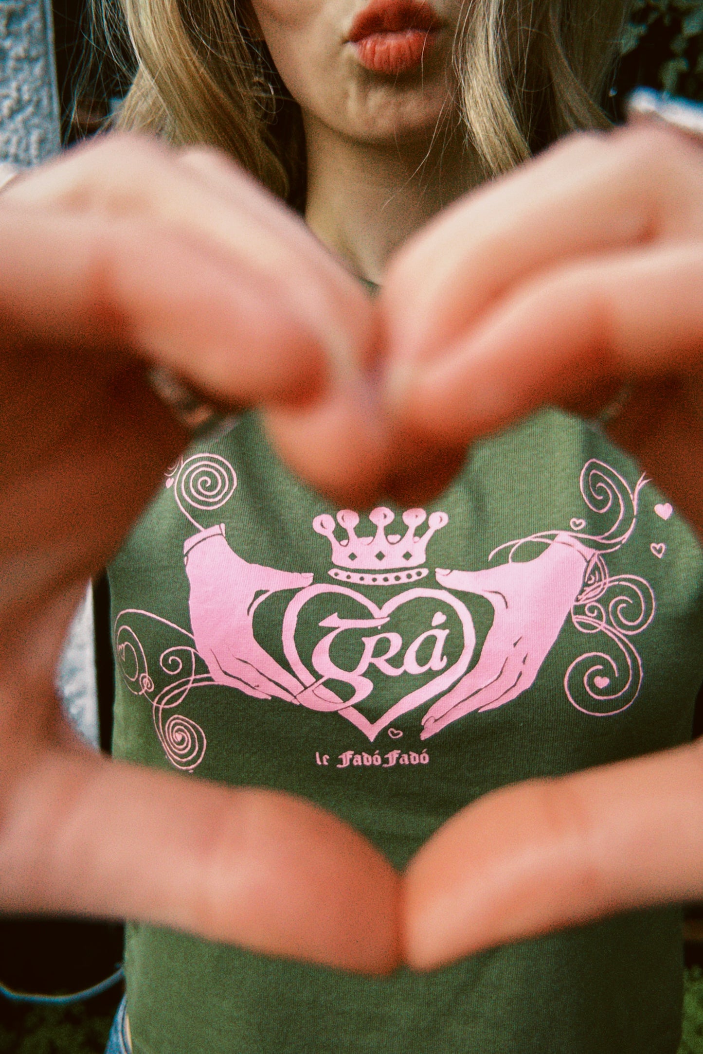 Grá Claddagh - T-Léine Gaeilge (baby tee)