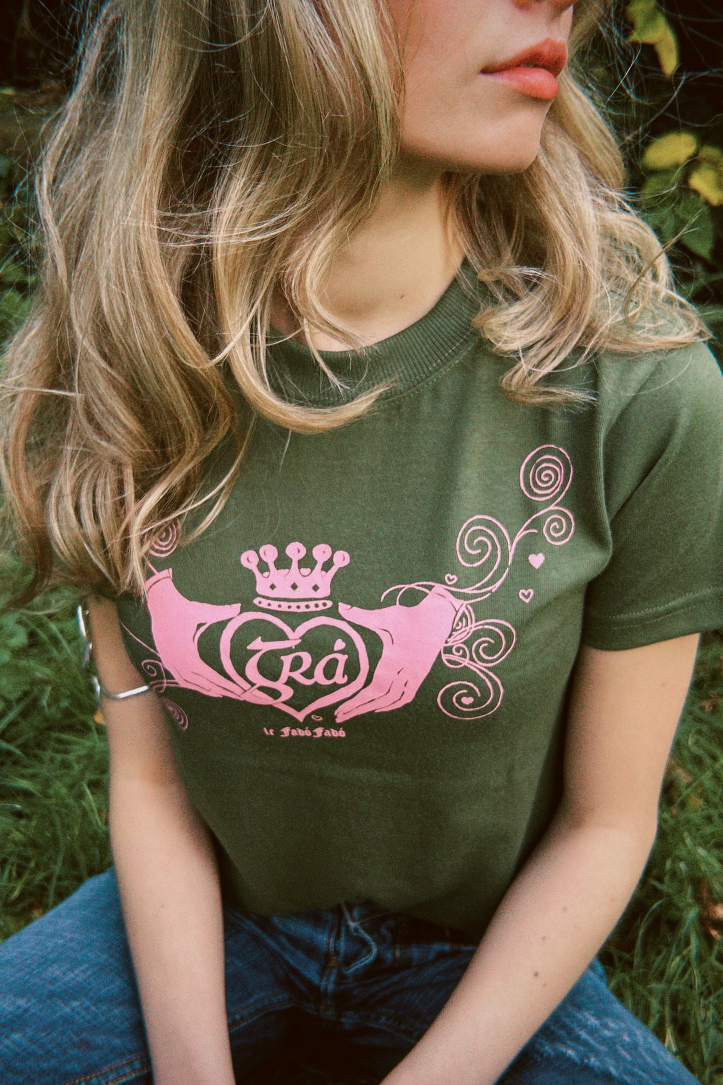 Grá Claddagh - T-Léine Gaeilge (baby tee)