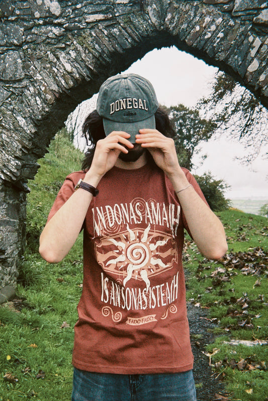 An Donas Amach Is An Sonas Isteach - T-Léine Gaeilge (unisex)